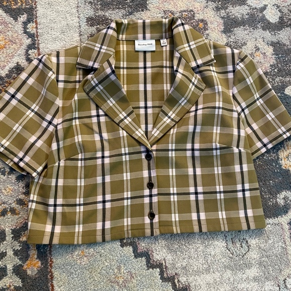 Aritzia Bundle (shirts, shorts, sweater) - Picture 9 of 16